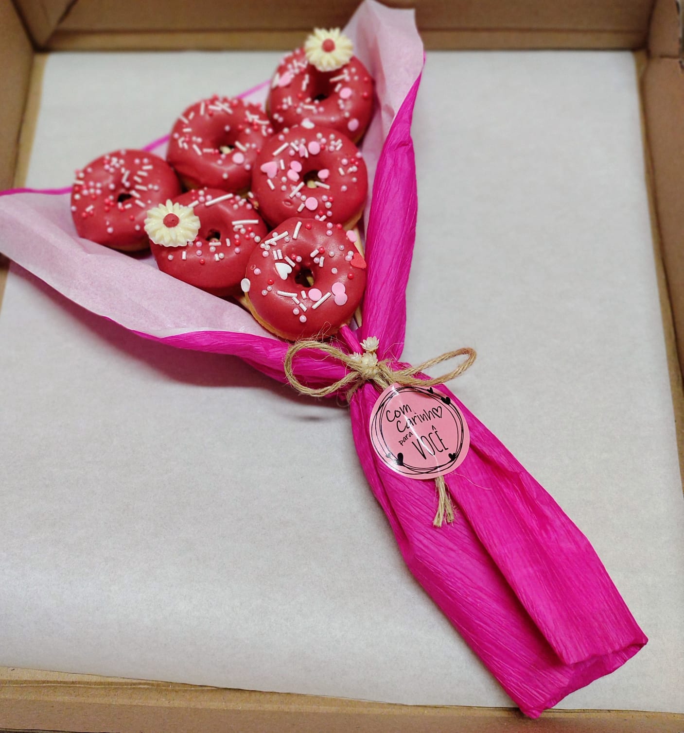 Buquê na caixa, com 6 UN. Cake Donuts de baunilha