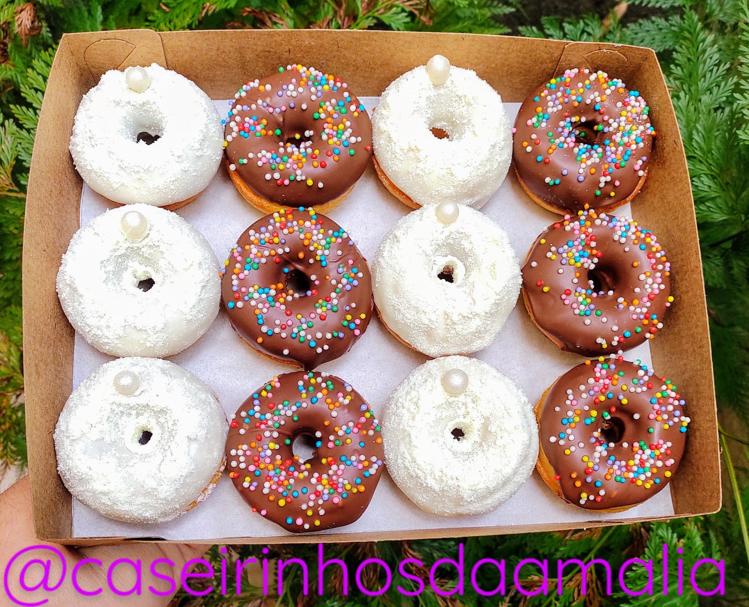 Caixa craft com 12 UN. cake donuts baunilha